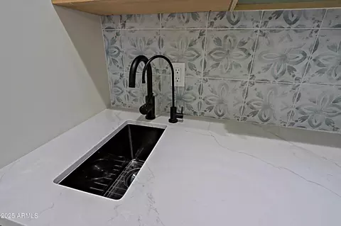 Kitchen - 18 W Kaler Dr, Phoenix, AZ 85021 photo 10 of 10