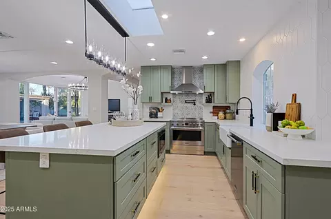 Kitchen - 18 W Kaler Dr, Phoenix, AZ 85021 photo 4 of 10