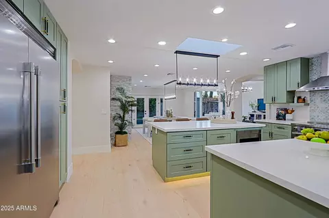 Kitchen - 18 W Kaler Dr, Phoenix, AZ 85021 photo 6 of 10