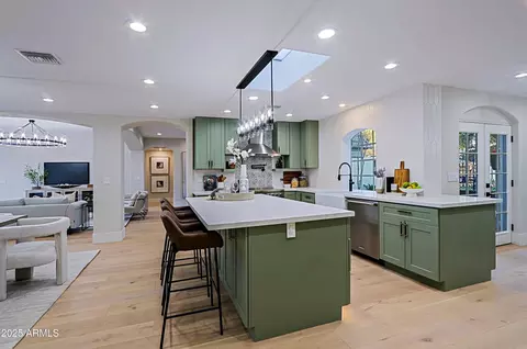 Kitchen - 18 W Kaler Dr, Phoenix, AZ 85021 photo 8 of 10