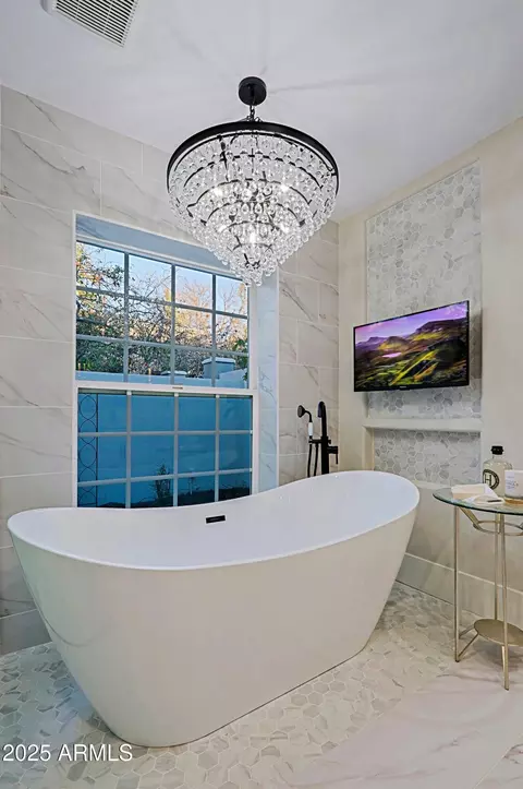 Bath - 18 W Kaler Dr, Phoenix, AZ 85021 photo 2 of 16