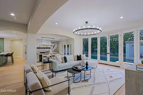 Living - 18 W Kaler Dr, Phoenix, AZ 85021 photo 3 of 6