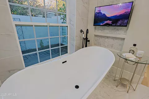 Bath - 18 W Kaler Dr, Phoenix, AZ 85021 photo 3 of 16
