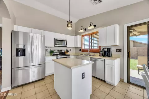 Kitchen - 4745 E Silverwood Dr, Phoenix, AZ 85048 photo 5 of 6