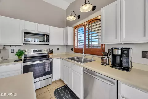 Kitchen - 4745 E Silverwood Dr, Phoenix, AZ 85048 photo 3 of 6