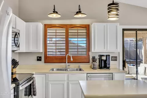 Kitchen - 4745 E Silverwood Dr, Phoenix, AZ 85048 photo 4 of 6