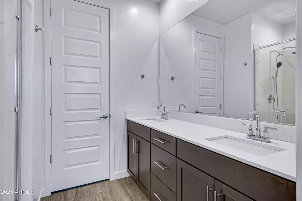 Bath - 2532 W Hidalgo Ave, Phoenix, AZ 85041 photo 2 of 3