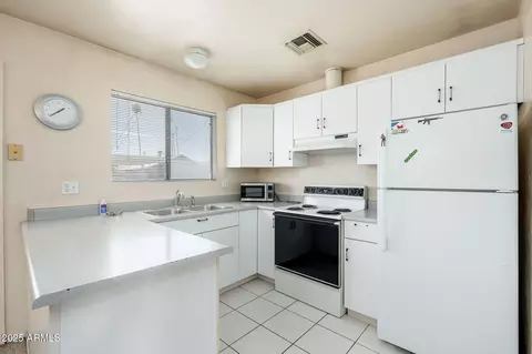 Kitchen - 15 W Medlock Dr, Phoenix, AZ 85013 photo 6 of 7