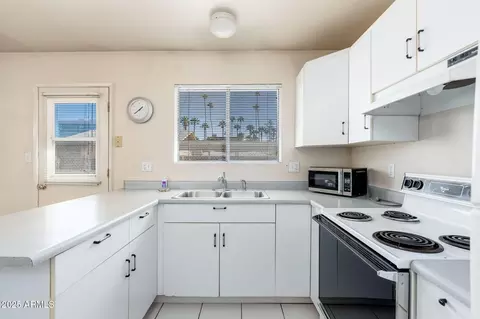 Kitchen - 15 W Medlock Dr, Phoenix, AZ 85013 photo 7 of 7
