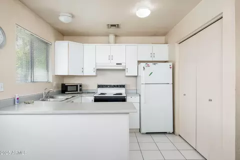 Kitchen - 15 W Medlock Dr, Phoenix, AZ 85013 photo 5 of 7