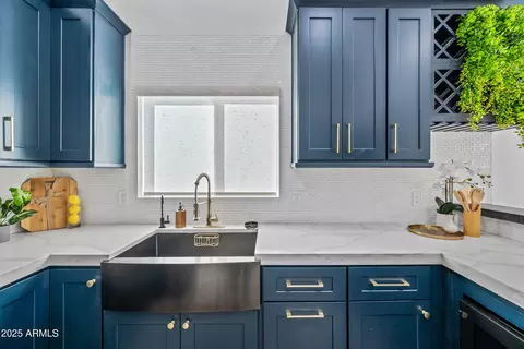 Kitchen - 3820 E Carol Ann Way, Phoenix, AZ 85032 photo 4 of 9
