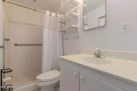Bath - 3919 W Stella Ln, Phoenix, AZ 85019 photo 1 of 2