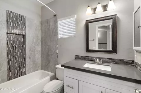 Bath - 4714 E Prickly Pear Trl, Phoenix, AZ 85050 photo 4 of 5