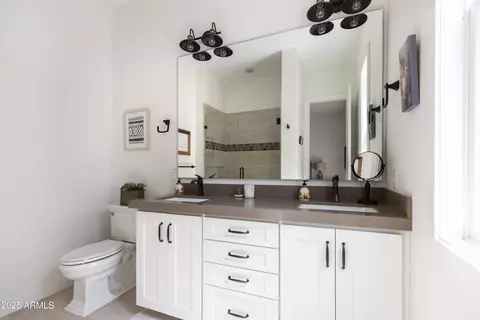 Bath - 3919 E Sheila Ln, Phoenix, AZ 85018 photo 11 of 14
