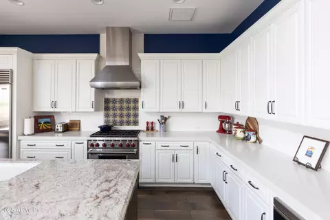 Kitchen - 3919 E Sheila Ln, Phoenix, AZ 85018 photo 5 of 10