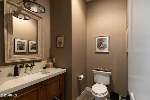 Bath - 3919 E Sheila Ln, Phoenix, AZ 85018 photo 1 of 14