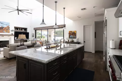 Kitchen - 3919 E Sheila Ln, Phoenix, AZ 85018 photo 7 of 10