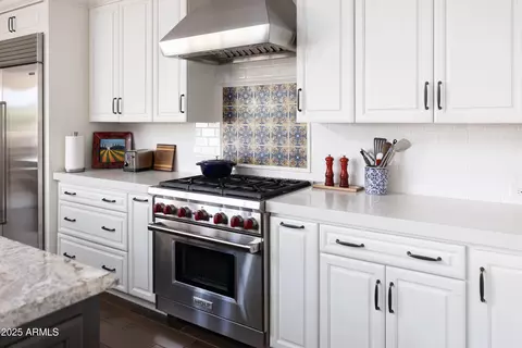 Kitchen - 3919 E Sheila Ln, Phoenix, AZ 85018 photo 6 of 10