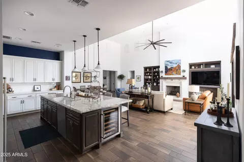 Kitchen - 3919 E Sheila Ln, Phoenix, AZ 85018 photo 9 of 10
