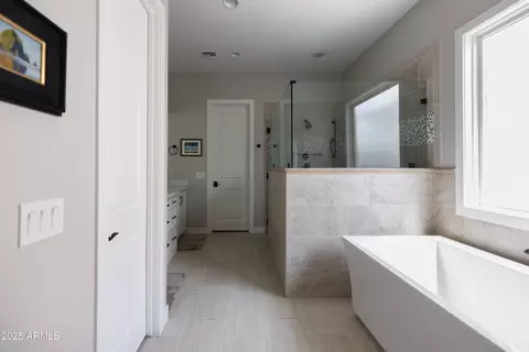 Bath - 3919 E Sheila Ln, Phoenix, AZ 85018 photo 9 of 14