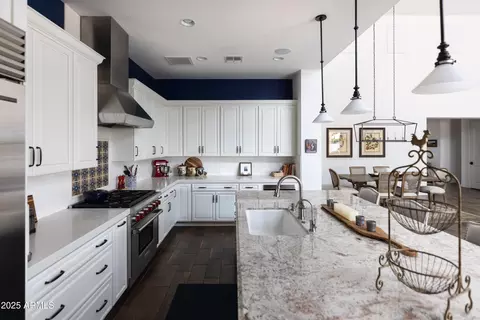 Kitchen - 3919 E Sheila Ln, Phoenix, AZ 85018 photo 10 of 10