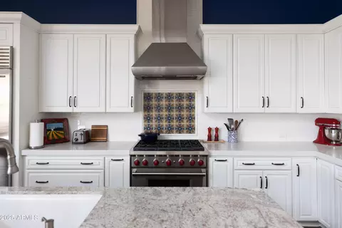 Kitchen - 3919 E Sheila Ln, Phoenix, AZ 85018 photo 4 of 10