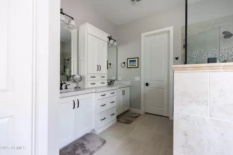 Bath - 3919 E Sheila Ln, Phoenix, AZ 85018 photo 2 of 14