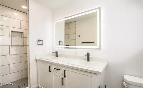 Bath - 4729 N 24th St, Phoenix, AZ 85016 photo 1 of 2
