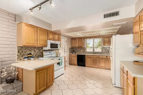 Kitchen - 2253 Encanto St, Mesa, AZ 85213 photo 3 of 5