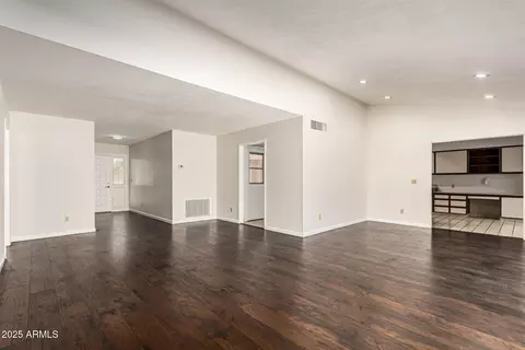 Living - 1012 E Wagon Wheel Dr, Phoenix, AZ 85020 photo 1 of 3