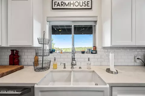 Kitchen - 2262 Meadow Trl, Overgaard, AZ 85933 photo 7 of 9