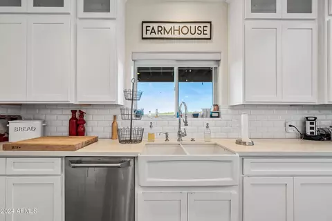 Kitchen - 2262 Meadow Trl, Overgaard, AZ 85933 photo 6 of 9