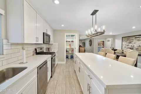 Kitchen - 2709 E Clarendon Ave, Phoenix, AZ 85016 photo 4 of 5