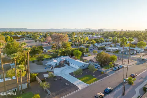 View/Area - 2709 E Clarendon Ave, Phoenix, AZ 85016 photo 2 of 5