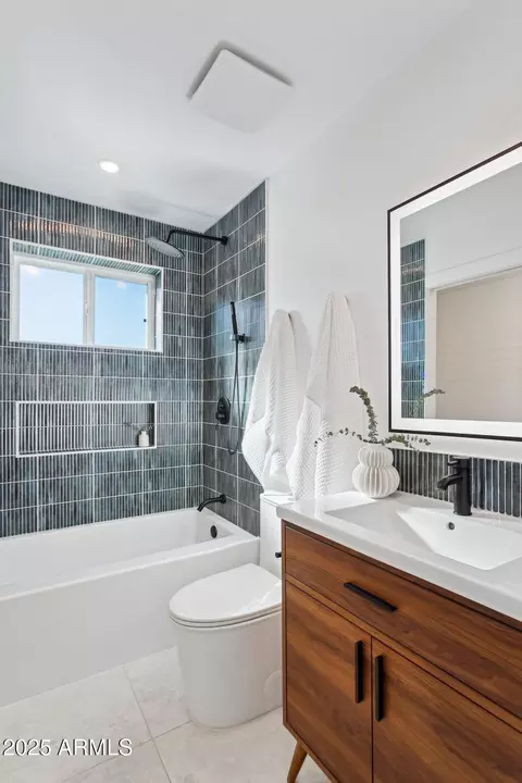 Bath - 1246 E Vista Ave, Phoenix, AZ 85020 photo 4 of 5