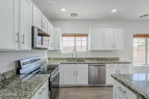 Kitchen - 1273 E Hampton Ln, Gilbert, AZ 85295 photo 2 of 3