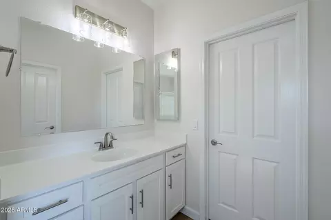 Bath - 1273 E Hampton Ln, Gilbert, AZ 85295 photo 2 of 4