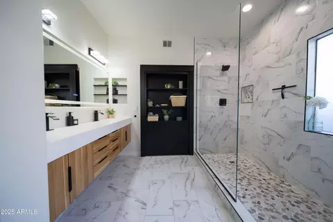 Bath - 4358 E Anderson Dr, Phoenix, AZ 85032 photo 3 of 9