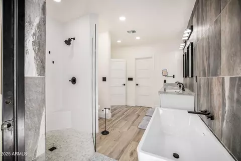 Bath - 2201 E Shea Blvd, Phoenix, AZ 85028 photo 2 of 4
