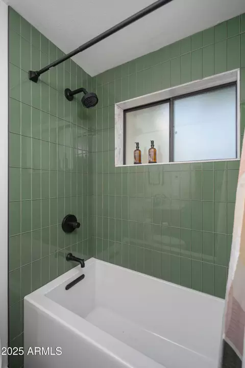 Bath - 1127 E Diana Ave, Phoenix, AZ 85020 photo 2 of 3