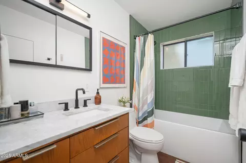 Bath - 1127 E Diana Ave, Phoenix, AZ 85020 photo 1 of 3