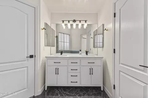Bath - 3940 E Minton St, Phoenix, AZ 85042 photo 3 of 6