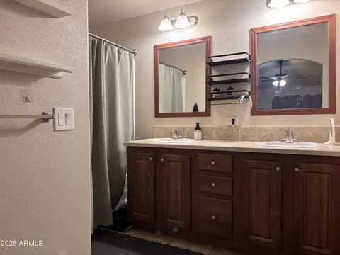 Bath - 2801 E Wahalla Ln, Phoenix, AZ 85050 photo 2 of 3