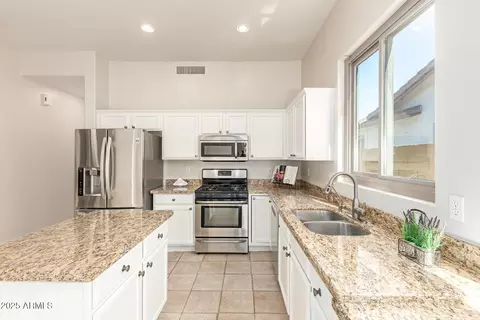 Kitchen - 1663 E Spur St, Gilbert, AZ 85296 photo 4 of 5