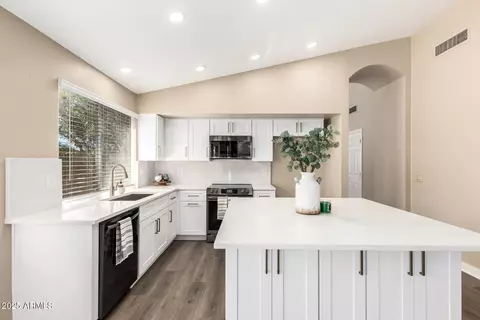 Kitchen - 15431 S 36th Pl, Phoenix, AZ 85044 photo 2 of 4