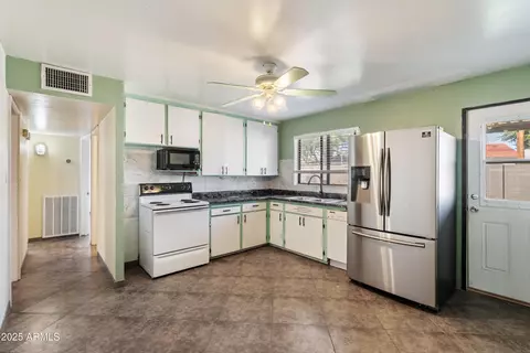 Kitchen - 304 Echo Ln, Phoenix, AZ 85020 photo 1 of 2