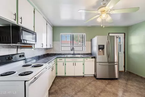 Kitchen - 304 Echo Ln, Phoenix, AZ 85020 photo 2 of 2