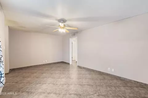 Living - 304 Echo Ln, Phoenix, AZ 85020 photo 2 of 3