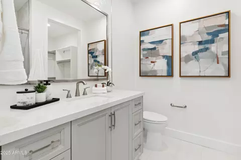 Bath - 5250 E Deer Valley Dr #240, Phoenix, AZ 85054 photo 1 of 2