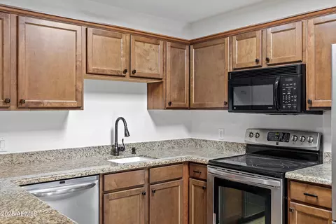 Kitchen - 6531 N 16th Dr, Phoenix, AZ 85015 photo 3 of 4